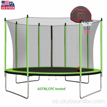 utomhus trampolin med säkerhetsnät som hoppar